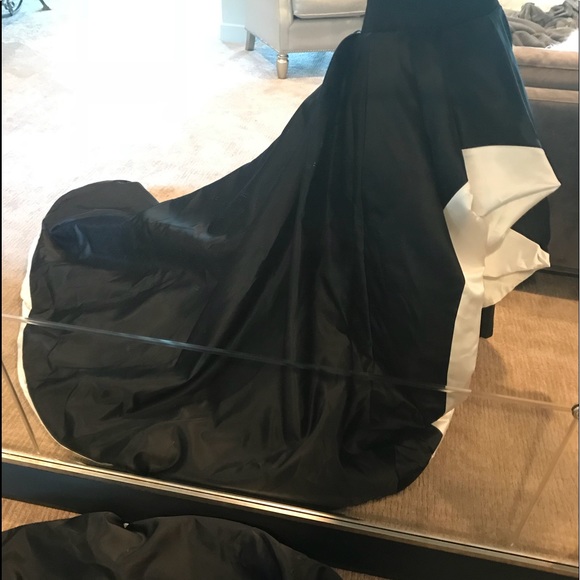 🚫SOLD RED CARPET WORTHY Dramatic Gown - Picture 4 of 8